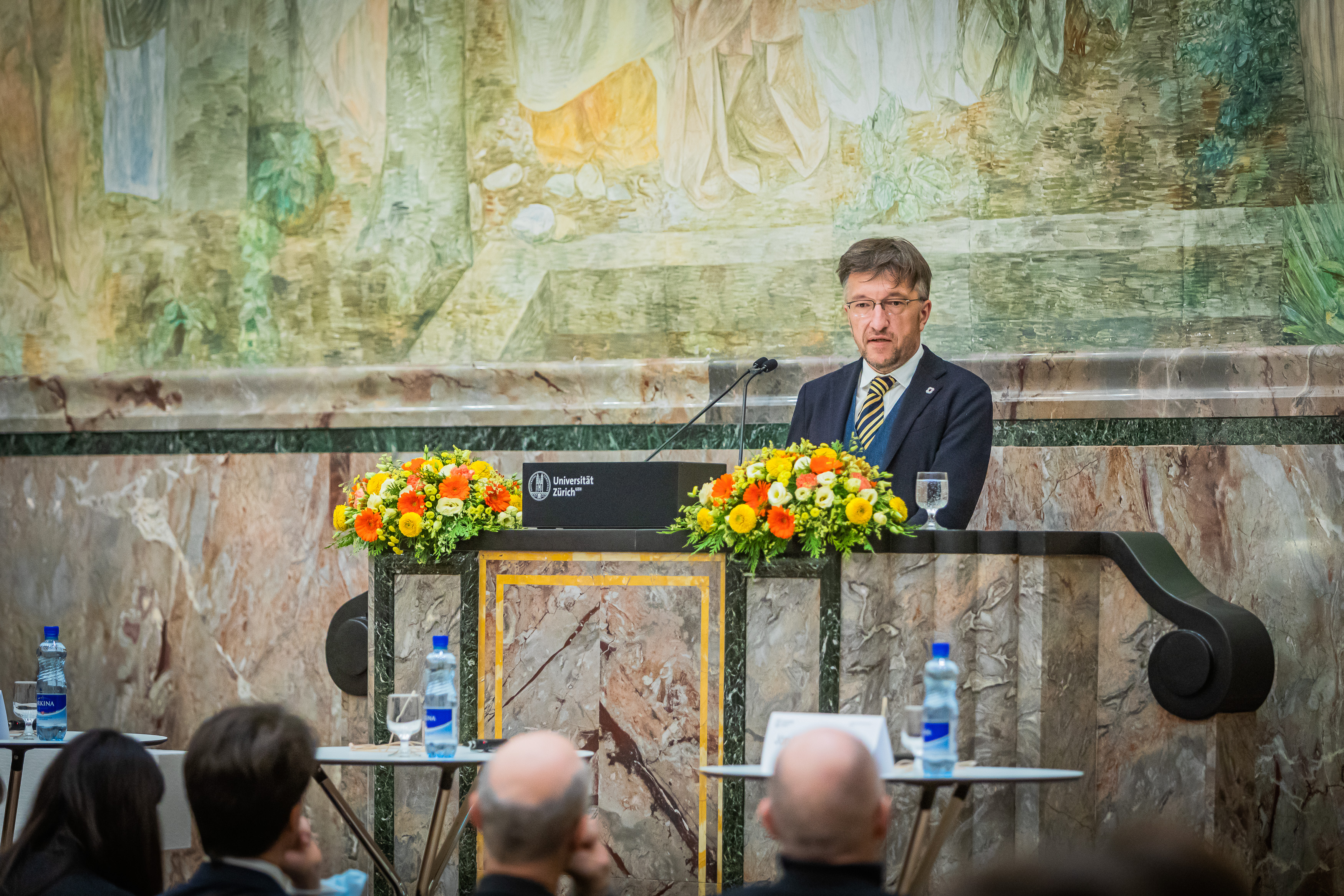 Lukas Bärfuss hält sein Referat im Rahmen der Veranstaltungsreihe "Lectures for law and society"